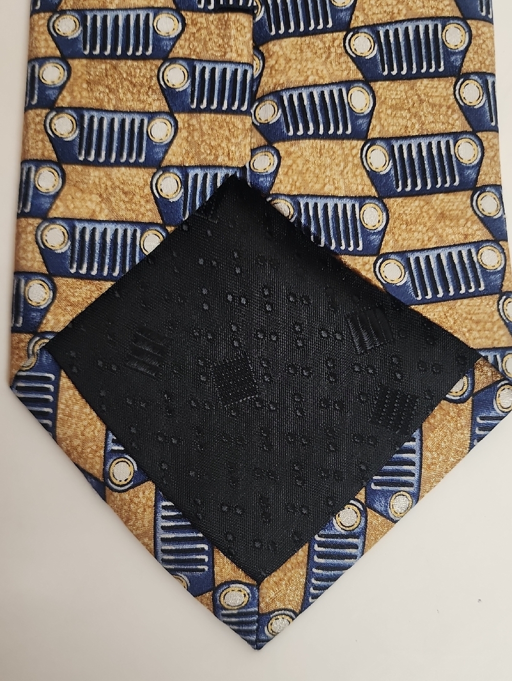Jeep There's Only One Classic Geometric Pattern MenS Tie in Navy& Gold 100% SILK - Picture 5 of 7